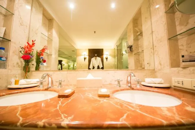  Kabul Serena Hotel - picture  : Bathroom 
