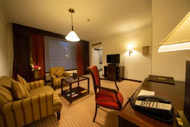  Kabul Serena Hotel - picture  : Seating area 