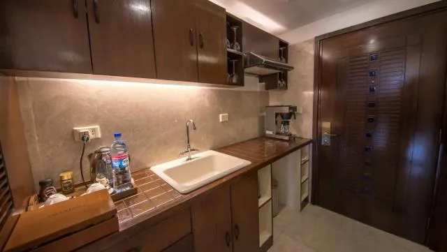  Kabul Serena Hotel - picture  : Kitchen/kitchenette,Bathroom 