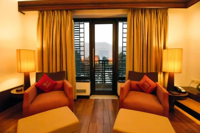  Kabul Serena Hotel - picture  : Seating area 