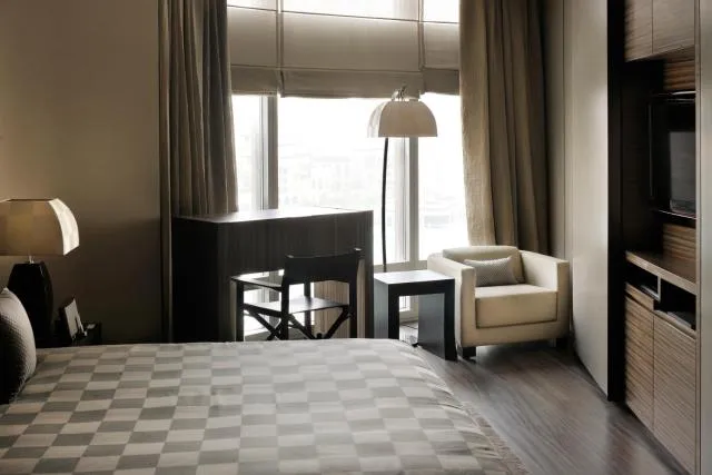  Armani Hotel Dubai - picture  : Seating area,TV/entertainment centre,Bed,Photo of the whole room,Room 