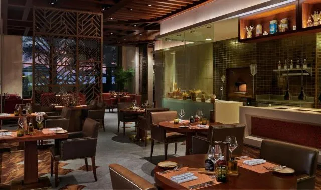  Fairmont Ajman - picture  : Toilet,Restaurant/places to eat,People,Lounge or bar,Garden view,Lunch,Dinner,Alcoholic drinks,Non alcoholic drinks,Family,Property 