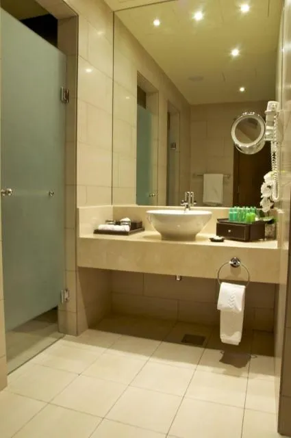  Ramada Downtown Abu Dhabi - picture  : Bathroom,Bathroom,Certificate/Award,Property 