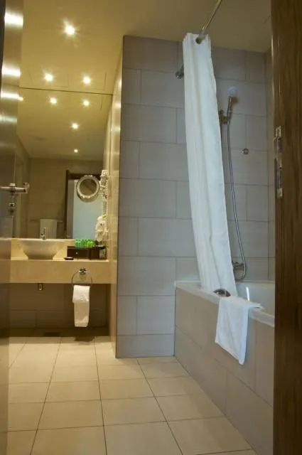  Ramada Downtown Abu Dhabi - picture  : Bathroom,Bathroom,Property 