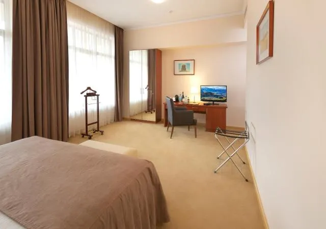  Ani Plaza Hotel - picture  : TV/entertainment centre,Bed,Photo of the whole room,Room 