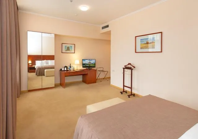  Ani Plaza Hotel - picture  : TV/entertainment centre,Bed,Photo of the whole room,Room 