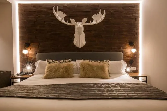  Yomo Centric - picture  : Bed,Decorative detail 