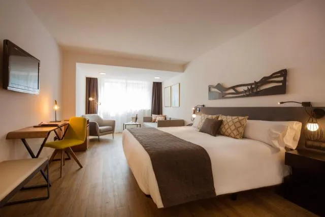  Yomo Centric - picture  : Bed,Photo of the whole room,Bedroom,Property,Room 