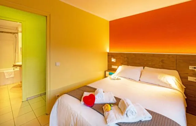  Apartaments Giberga - picture  : Bed,Bed,Photo of the whole room,Bedroom,Continental breakfast,Property,Room 