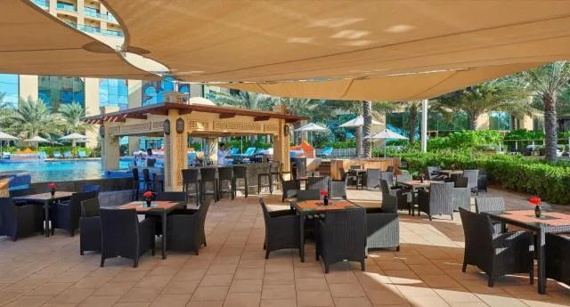  Fairmont Ajman - picture  : Toilet,Restaurant/places to eat,Garden,Lounge or bar,Pool view,Sea view,Meals,Lunch,Alcoholic drinks,Non alcoholic drinks,Property 