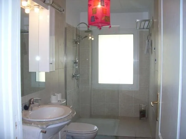  Roc Apartment - picture  : Bathroom,Day,Bathroom,Property 