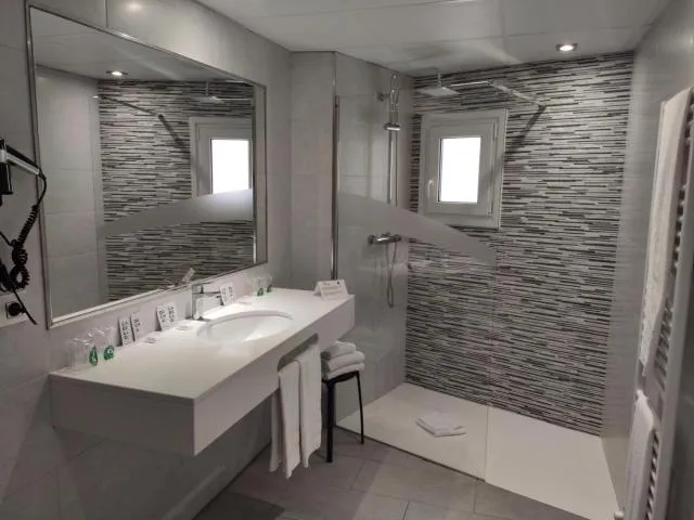  Hotel Les 7 Claus - picture  : Shower,Bathroom,Bathroom,Property 