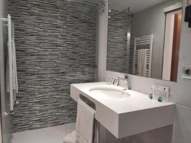  Hotel Les 7 Claus - picture  : Bathroom,Bathroom,Property 