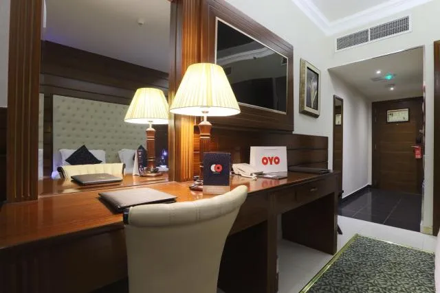  Queen Palace Hotel - picture  : TV/entertainment centre,Living room,Property 