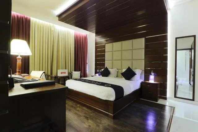  Queen Palace Hotel - picture  : Bed,Bed,Room 