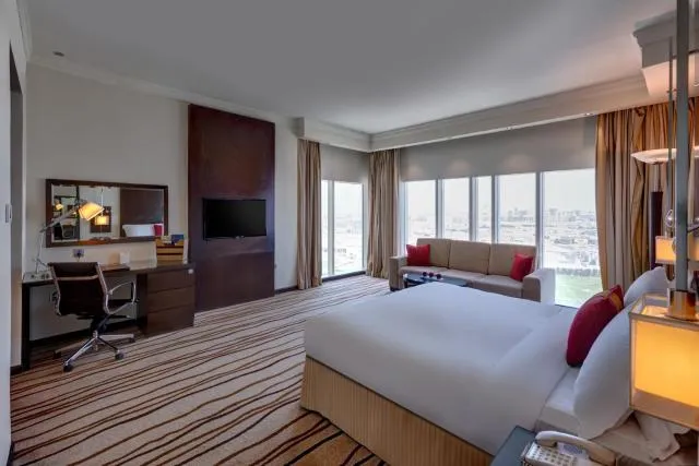  Media Rotana Dubai - picture  : TV/entertainment centre,Photo of the whole room,Seating area,City view,Property,Room 