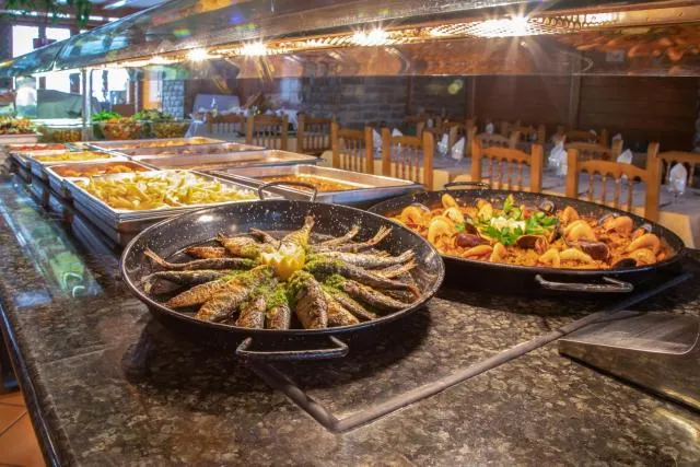  Cal Ruiz - picture  : Food and drinks,Food,Lunch,Property 