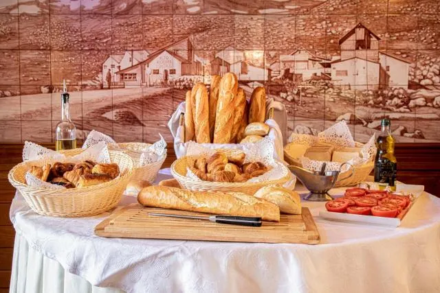  Cal Ruiz - picture  : Food and drinks,Food,Breakfast,Continental breakfast,Buffet breakfast,Lunch,Property 