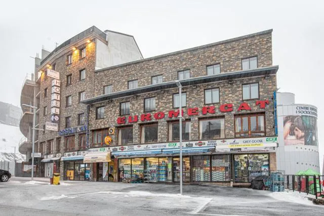  Cal Ruiz - picture  : Property building,Property building,Property 