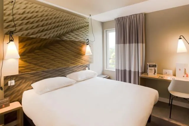  Ibis Wavre Brussels East - picture  : Bed,Bed,Bedroom,Property,Room 