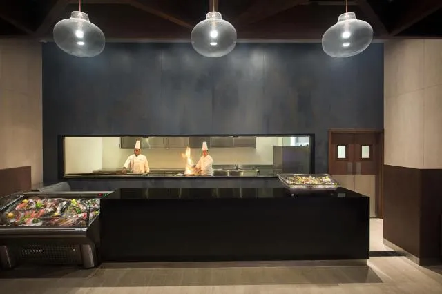  Wyndham Garden Ajman Corniche - picture  : Restaurant/places to eat,Property 