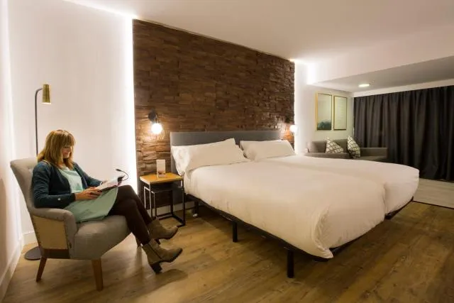  Yomo Centric - picture  : Kitchen/kitchenette,Bed,Photo of the whole room,Property,Room 