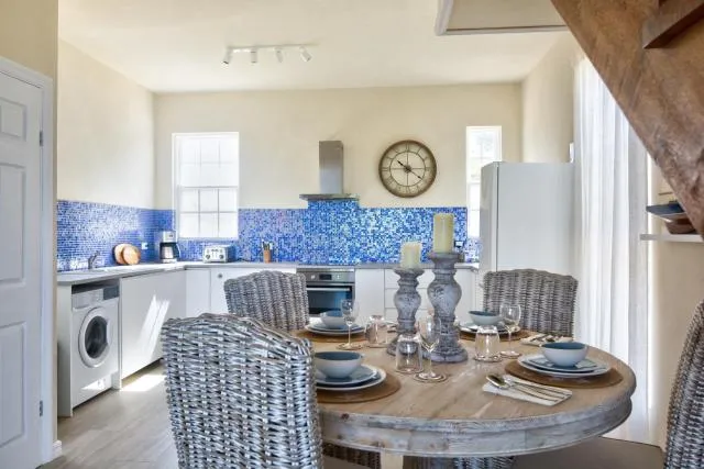  West Rock Villas - picture  : Kitchen or kitchenette,Dining area,Property 