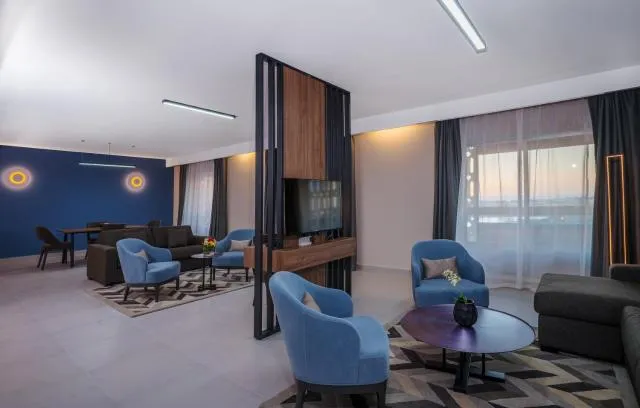  Hotel Holiday International - picture  : Seating area,Lounge or bar,Seating area,Dining area,Property 