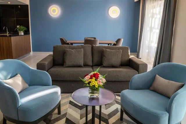  Hotel Holiday International - picture  : Seating area,Living room,Seating area,Property 