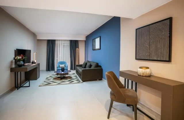  Hotel Holiday International - picture  : Seating area,TV/entertainment centre,Living room,Seating area,Property 