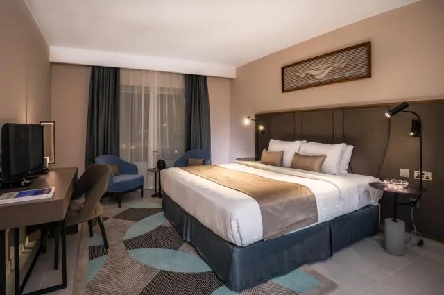  Hotel Holiday International - picture  : Bed,Bedroom,Property 