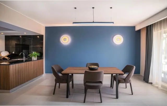  Hotel Holiday International - picture  : Dining area,Kitchen or kitchenette,Dining area,Property 