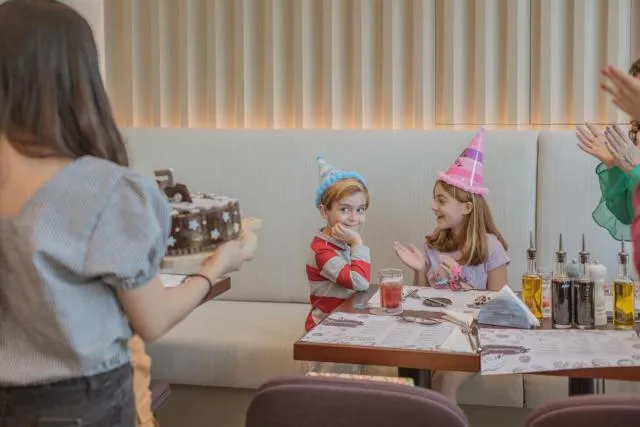  Golden Sands Hotel & Residences - picture  : Kitchen/kitchenette,Restaurant/places to eat,People,Activities,Food and drinks,Family,Property 