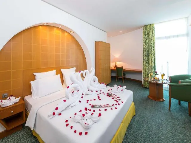  Mercure Grand Jebel Hafeet - picture  : Bed,Photo of the whole room,On site,Room 