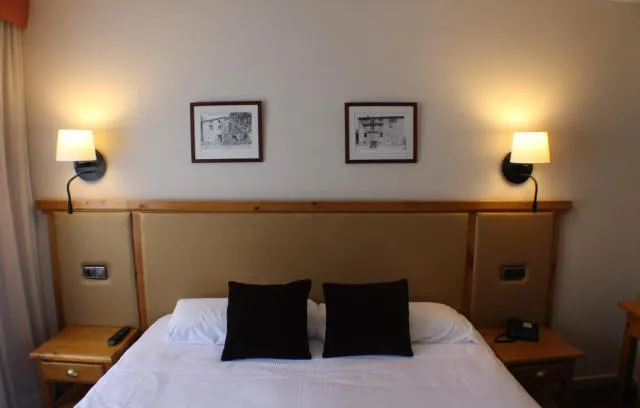  Hotel Meta - picture  : Bed,Photo of the whole room,Bedroom,Property,Room 