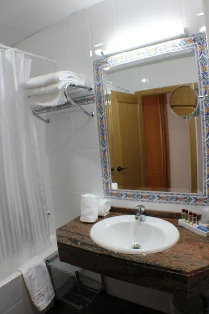 Hotel Meta - picture  : Bathroom,Bathroom,Property 
