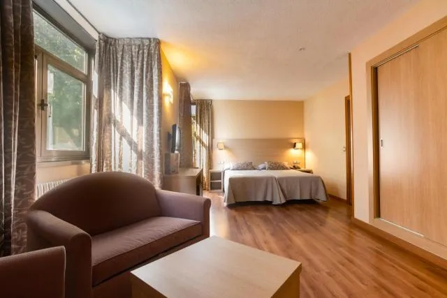  Hotel Panorama - picture  : Bed,TV and multimedia,Photo of the whole room,Seating area,Property,Room 
