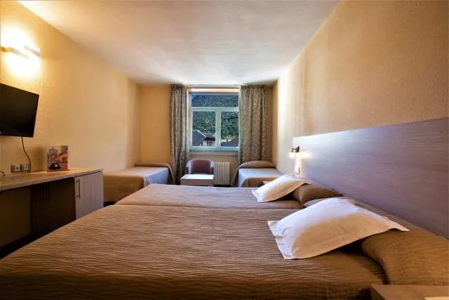  Hotel Panorama - picture  : Bed,Bed,TV and multimedia,Seating area,Property,Room 