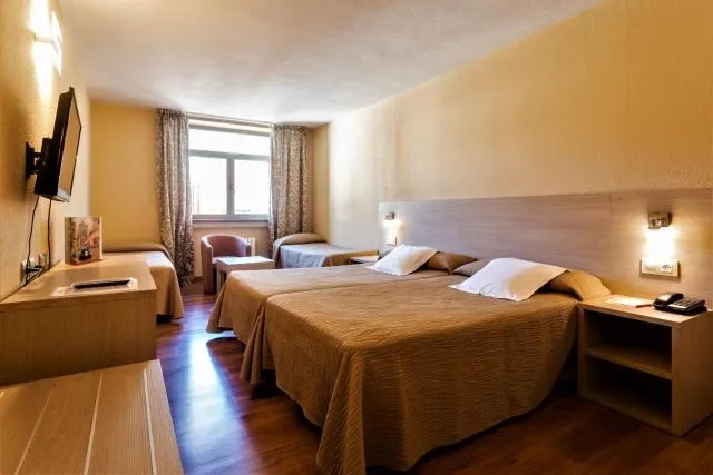  Hotel Panorama - picture  : Bed,Bed,TV and multimedia,Seating area,Bedroom,Property,Room 
