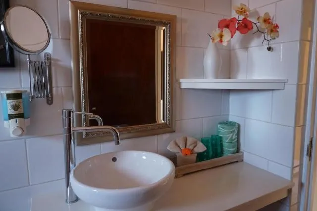  Cariñas Studio Apartments - picture  : Bathroom,Bathroom,Property 