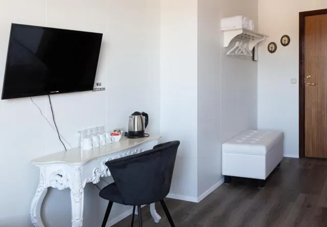  Guesthouse Hamar - picture  : TV/entertainment centre 