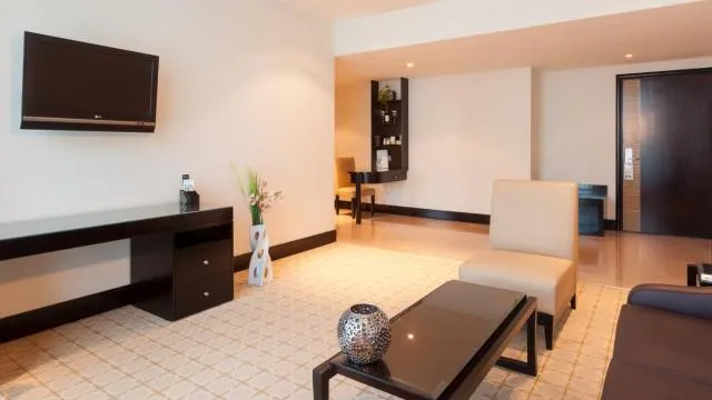  Holiday Inn Dubai Al Barsha, an IHG Hotel - picture  : Seating area,TV/entertainment centre,Photo of the whole room,Room 