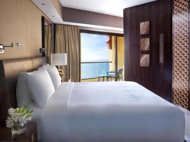  Fairmont Ajman - picture  : Bed,Photo of the whole room,On site,Room 