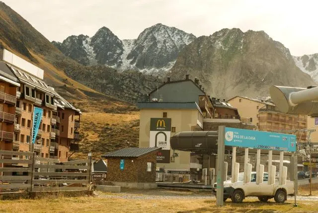  Kione Sapporo - picture  : Shower,Nearby landmark,Property building,Natural landscape,Summer,Skiing,Mountain view,Property 
