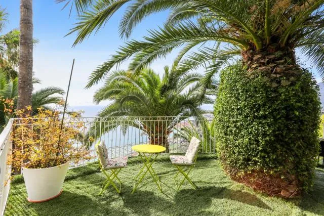  Studio avec vue sur la mer piscine interieure et terrasse a Menton a 4 km de la plage - photo  : Jardin,Vue sur la mer,Propriété 