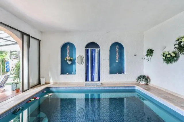  Studio avec vue sur la mer piscine interieure et terrasse a Menton a 4 km de la plage - photo  : Piscine,Vue de la piscine,Propriété 