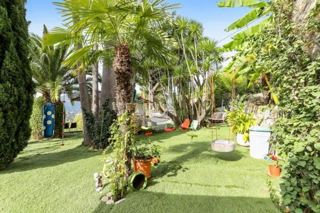  Studio avec vue sur la mer piscine interieure et terrasse a Menton a 4 km de la plage - photo  : Jardin,Été,Jardin,Propriété 