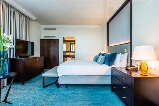  InterContinental Warszawa, an IHG Hotel - picture  : Bed,Bed,TV and multimedia,Photo of the whole room,Bedroom,Property,Room 