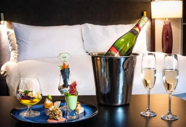  InterContinental Warszawa, an IHG Hotel - picture  : Natural landscape,Food and drinks,Bedroom,Food,Drinks,Alcoholic drinks,Property 