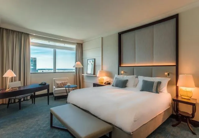  InterContinental Warszawa, an IHG Hotel - picture  : Bed,Bed,Photo of the whole room,Seating area,Bedroom,City view,Property,Room 